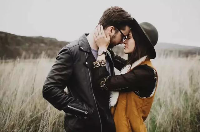 怎样让一个男生主动找你聊天怎么让男朋友主动亲你