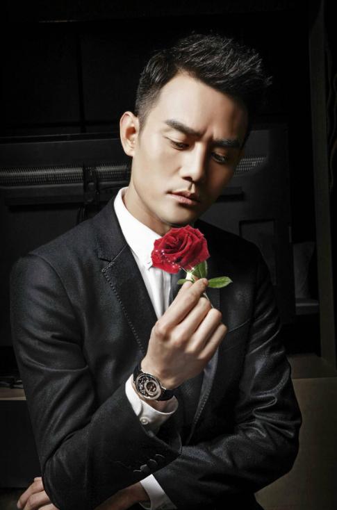 男生给我发他男性朋友的照片,男生一直盯着看女生有哪些原因