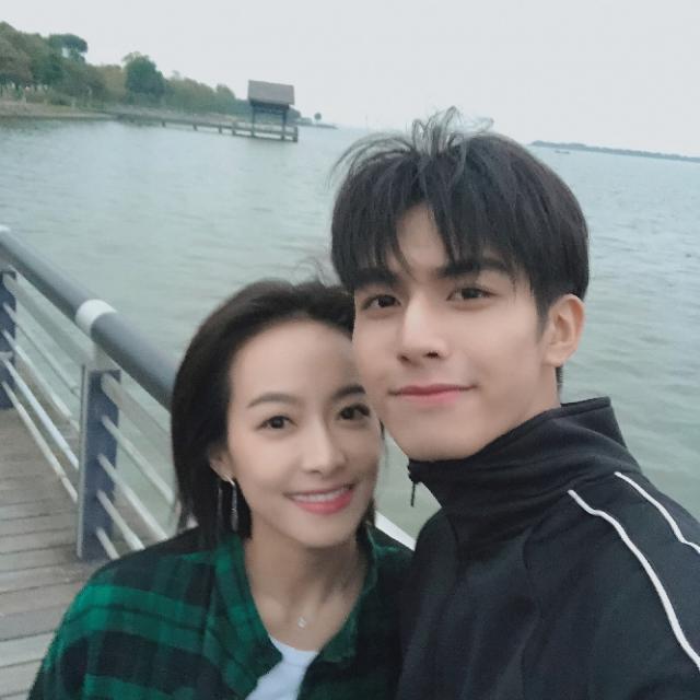 男生故意装不看你原因晚上却故意对你不理不睬