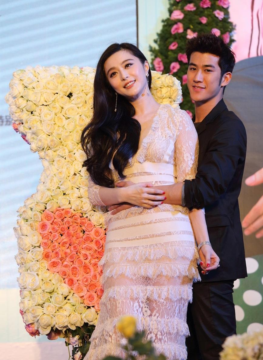 女生喜欢摸男生的脸你认为一个喜欢摸你脸的人是不是真心喜欢你