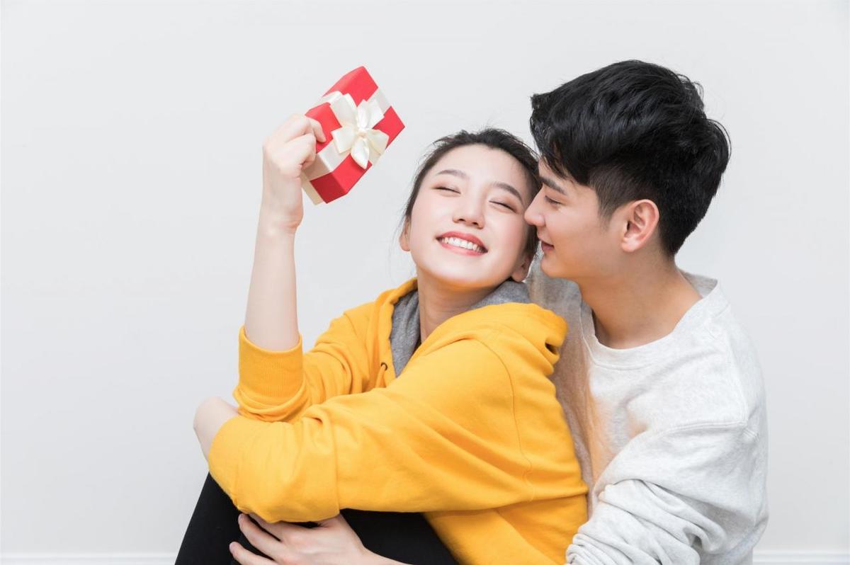 男人可以有很多女人但最爱的女人,同时喜欢上两个女孩子