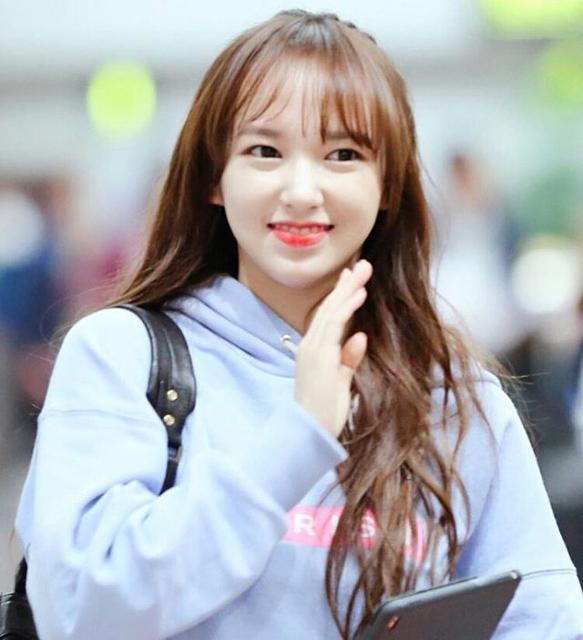 少女直播LOL余霜直播间中健身