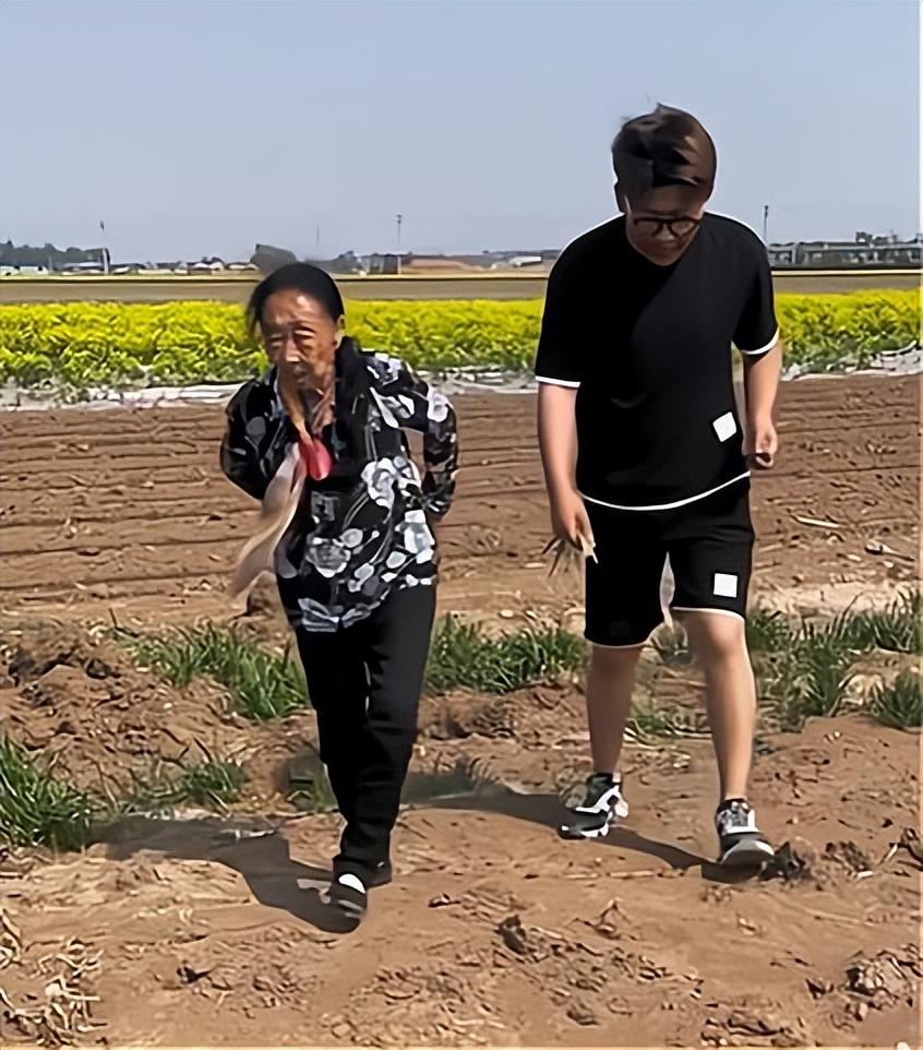 晚上睡不着打给我视频,可以分享一下自己的故事吗