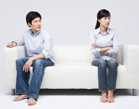 男生喜欢你都有哪些表现,如果一个男生喜欢你会有什么表现小学生