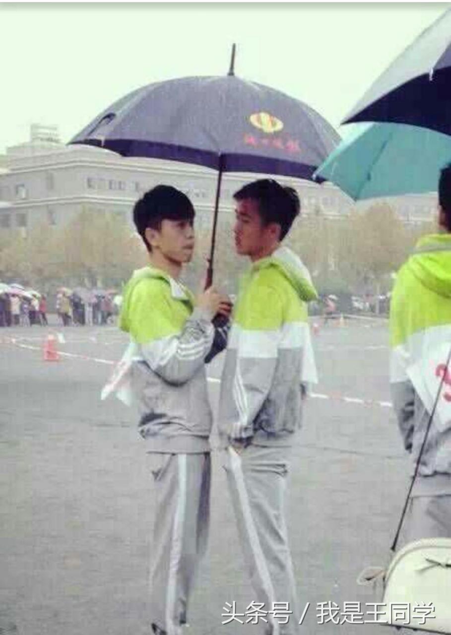 什么叫男生是弯的电视里很多男的说我是弯的