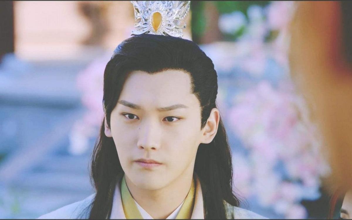 闷骚型男人爱上一个女人的表现,单独约会闷骚男