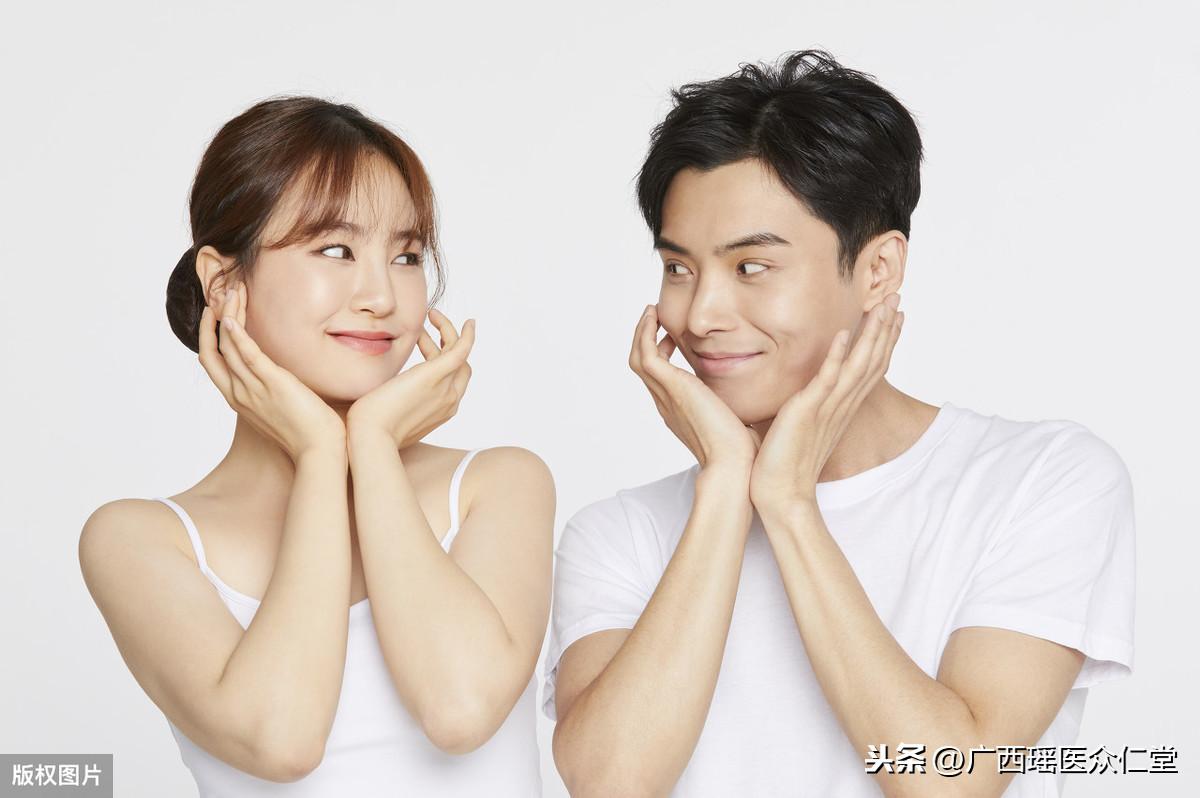 男生故意在你面前和别的女生亲密男人主动摸你手代表什么意思