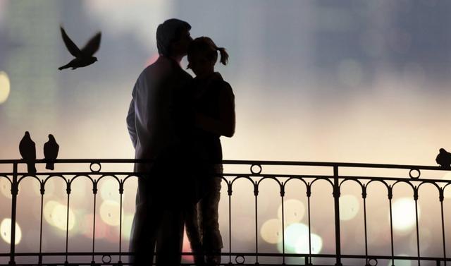 一个男生被另一个男生喜欢(送喜欢的男生什么礼物比较好)