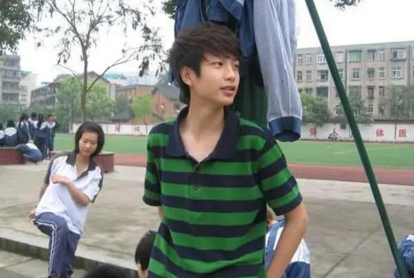 初中的女生喜欢男生的表现女生喜欢哪个年龄段的男人