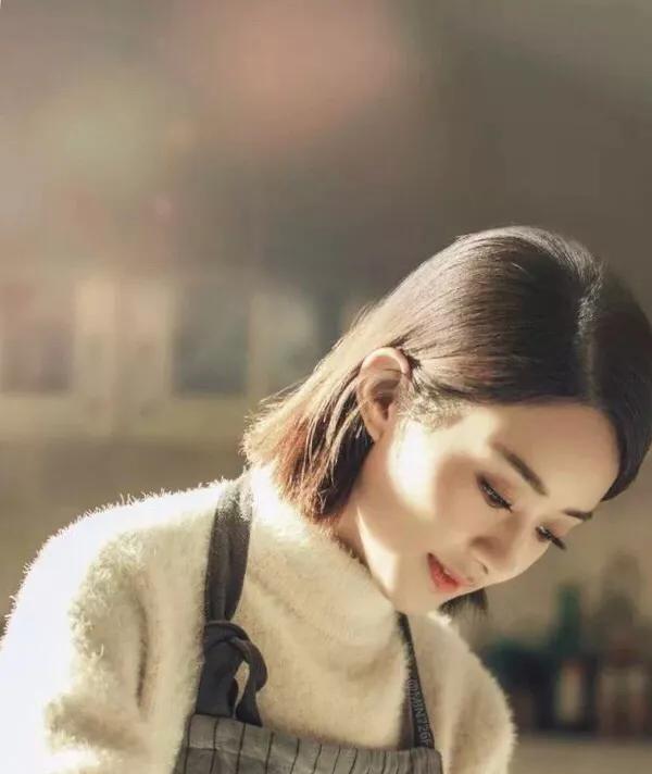 男朋友当着我的面跟别人暧昧老公看见我和别的男人聊天会生气是因为在乎我吗