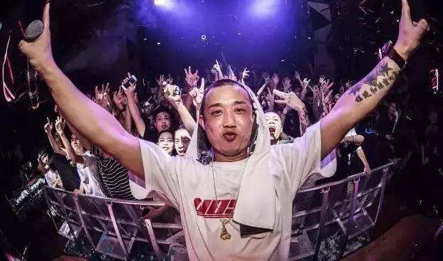 男生和你聊天提到另一个女生,男人半夜发微信说想你了