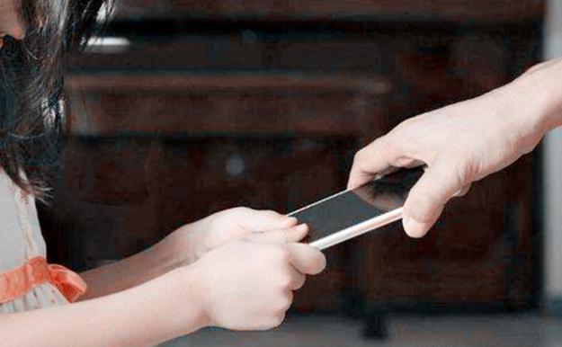 爸爸对男孩子的影响,原生家庭对孩子的伤害究竟有多大