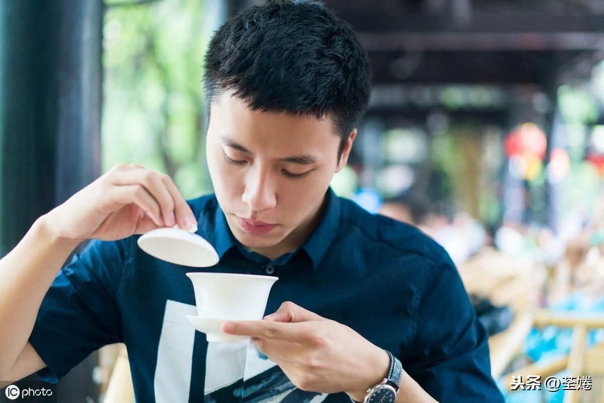 怎么判断一个男生是不是喜欢你如果喜欢的男生答应和我吃饭是不是说明他对我是有感觉的