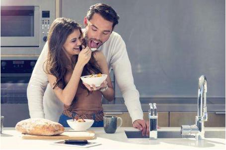 男人暗恋你的举动喜欢一个人是什么样的表现和感觉