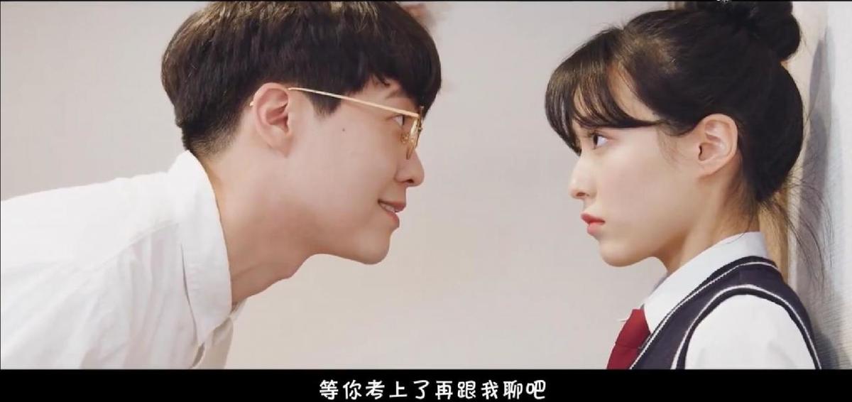 青春期男生喜欢什么样的女孩(18岁女孩喜欢35岁大叔合适吗)