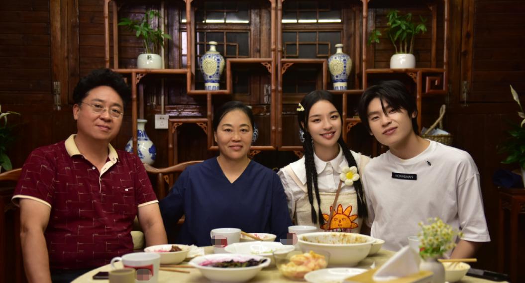 男生觉得女生看不上他(觉得他男朋友对她越来越冷淡)