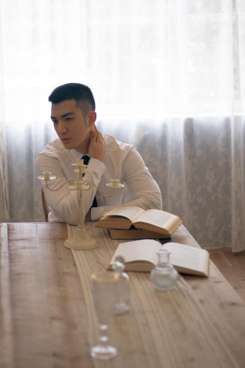 男生喜欢男的怎么办(到了高中遇到个男生有好感咋办)