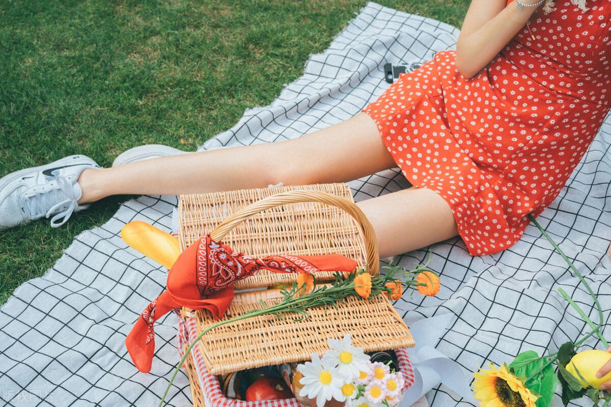 已婚男人撩已婚女人套路,女人对你有意思会有哪些举动