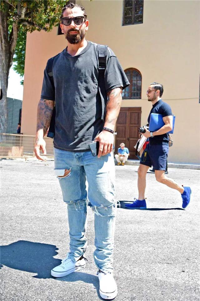 男人喜欢男人怎么治疗(有些男生喜欢看帅的男生)