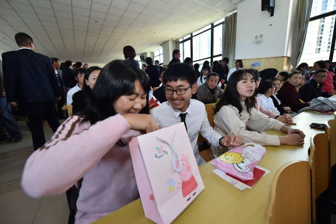 女儿高三18岁生日送什么礼物,高三学长成人礼送什么礼物好啊