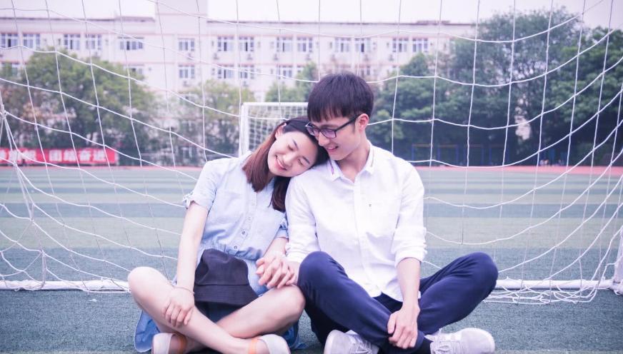 男生和女生玩的那种游戏(男生每天陪女生玩游戏是喜欢她吗)