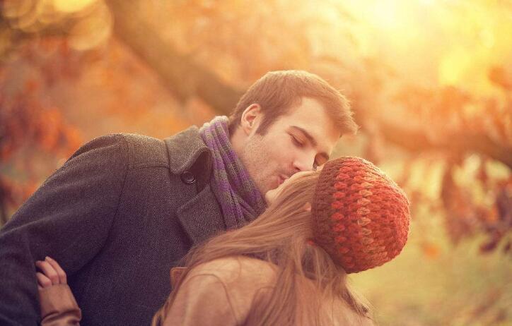 男人亲吻你时表明对你的感情男朋友在大街上喜欢亲我抱我这代表他是真心爱我的吗