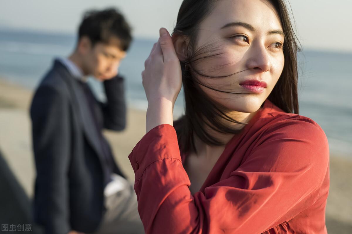 一个女人对男人有好感的表现,一个女人羡慕你的表现