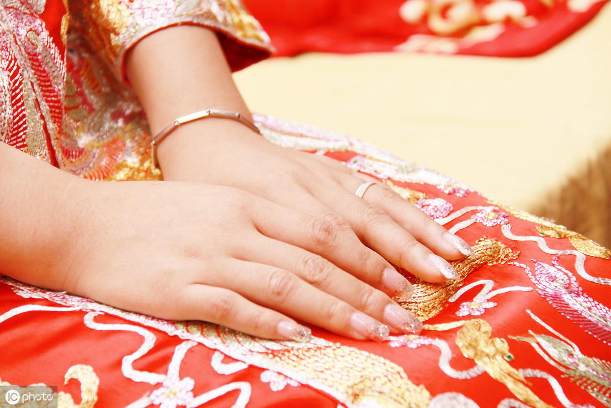 男人瞧不起一个女人的表现,如果一个人总是说别人看不起他是怎么回事