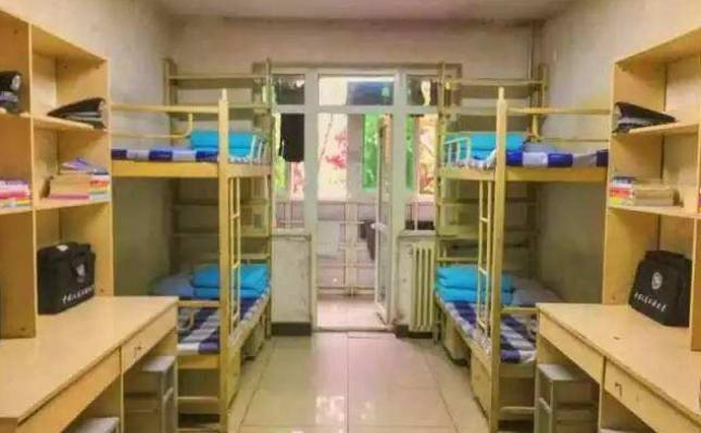 男生偷偷听你喜欢的歌男人在外面借钱