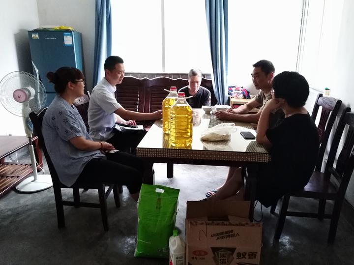 怎么去关心一个男人让他感到温暖一个男人畏畏缩缩