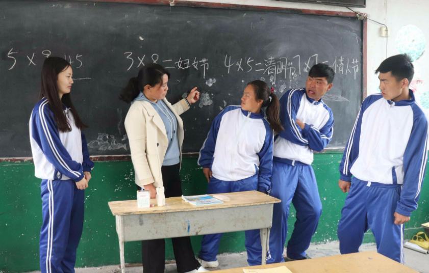 初中女生喜欢女生怎么办(发现他们班的女生追求他)