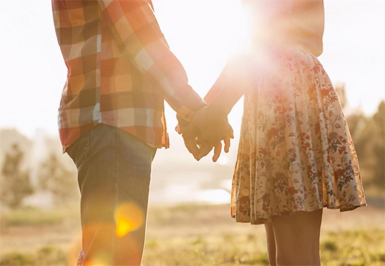 已婚男人遇到心动女人表现中年已婚女人喜欢年轻男人的表现