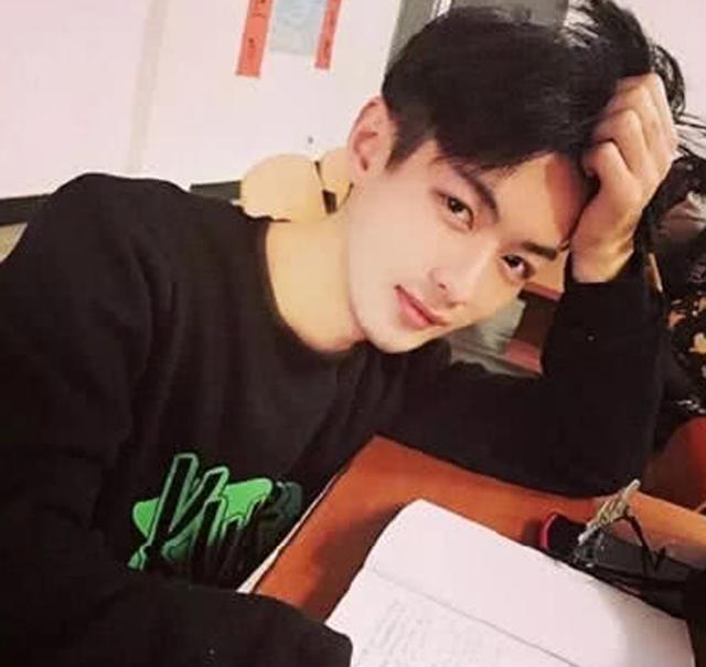 高中男生暗恋女生表现然后尽力的在她面前表现