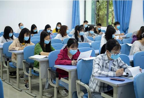 初中小男生喜欢女生的表现为什么我喜欢年纪偏大的女人