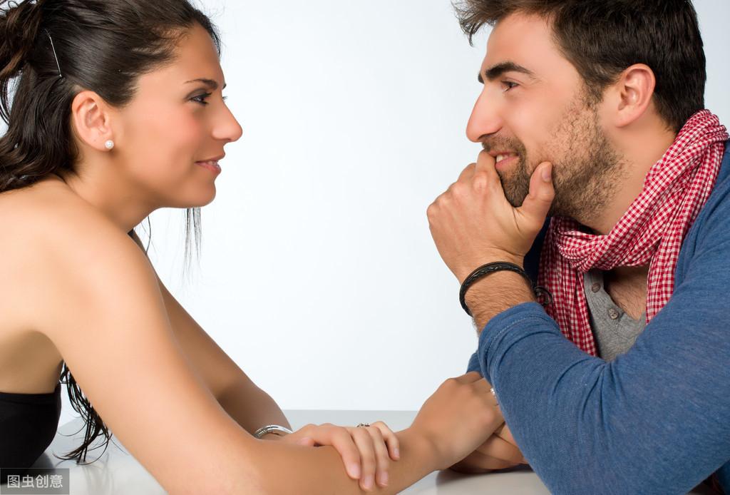 男人喜欢女人会说什么话题,怎么和喜欢的男孩子聊天