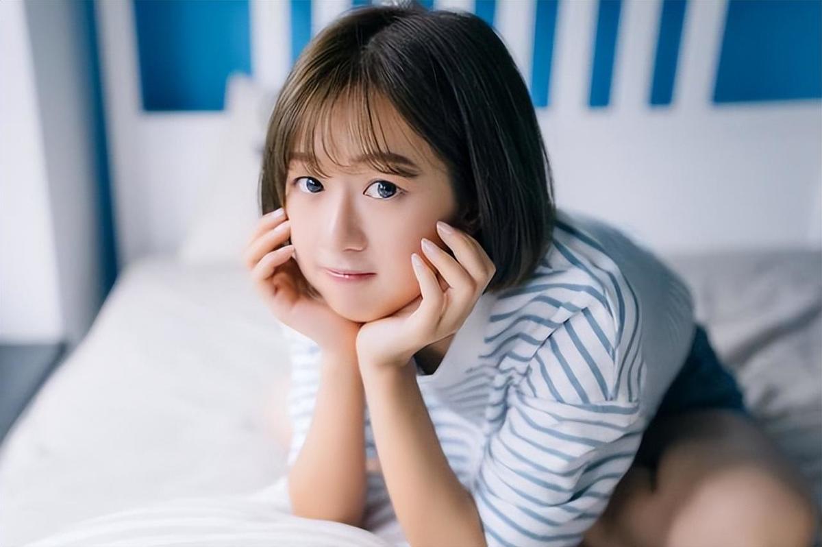 男生见到喜欢女生反应,对某个人心动是什么感觉