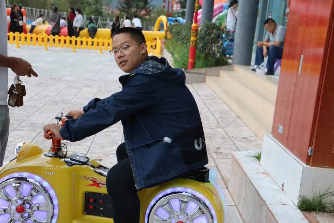 男生关注女生在做的事情,却喜欢看别人的什么心理