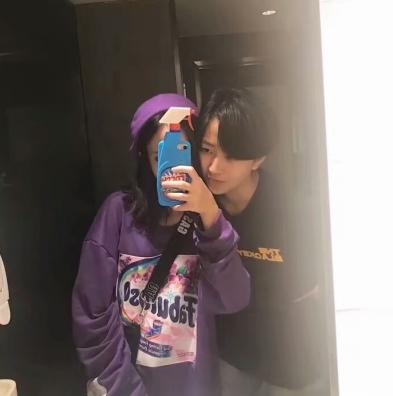 初中男生暗恋你的举动,暗恋一个人