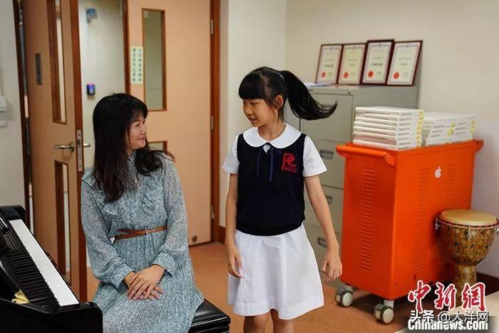 十一岁女孩喜欢男生怎么办会用哪些动作来暗示自己