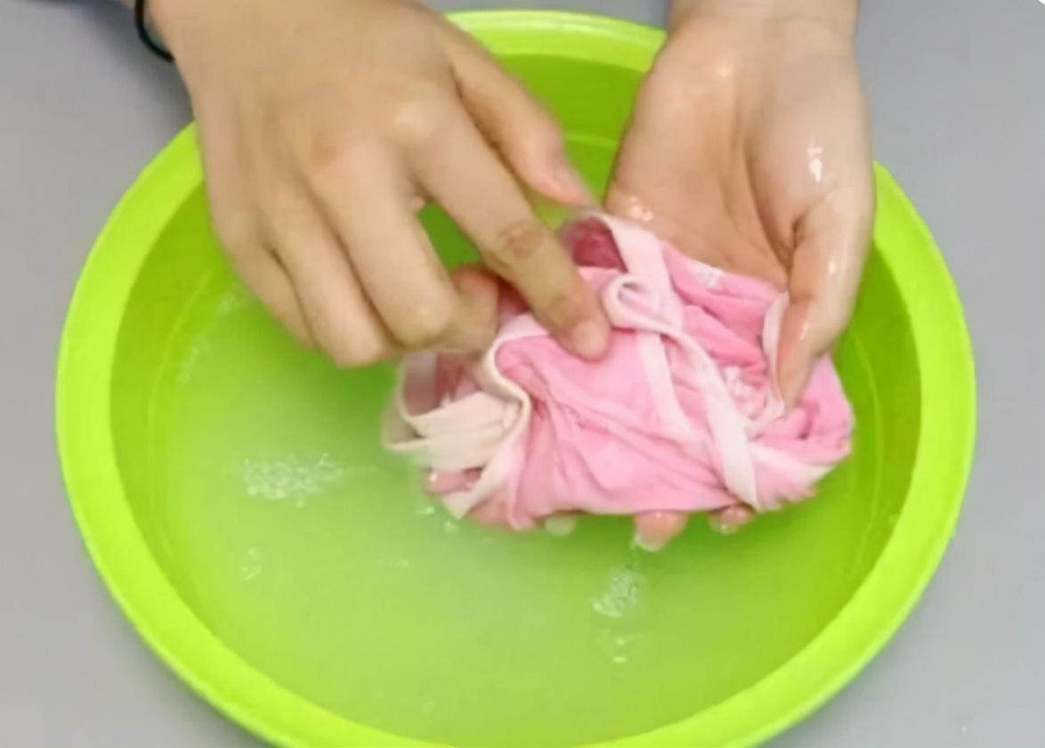 女生的内裤为什么总是黄黄的,内衣裤上的黄渍怎么洗啊