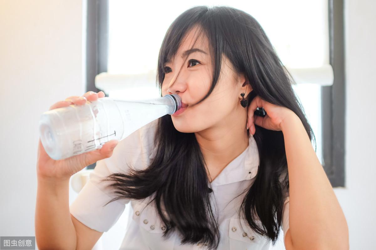 女人哪些举动是在暗示喜欢你(为什么有的女生喜欢说晚安)