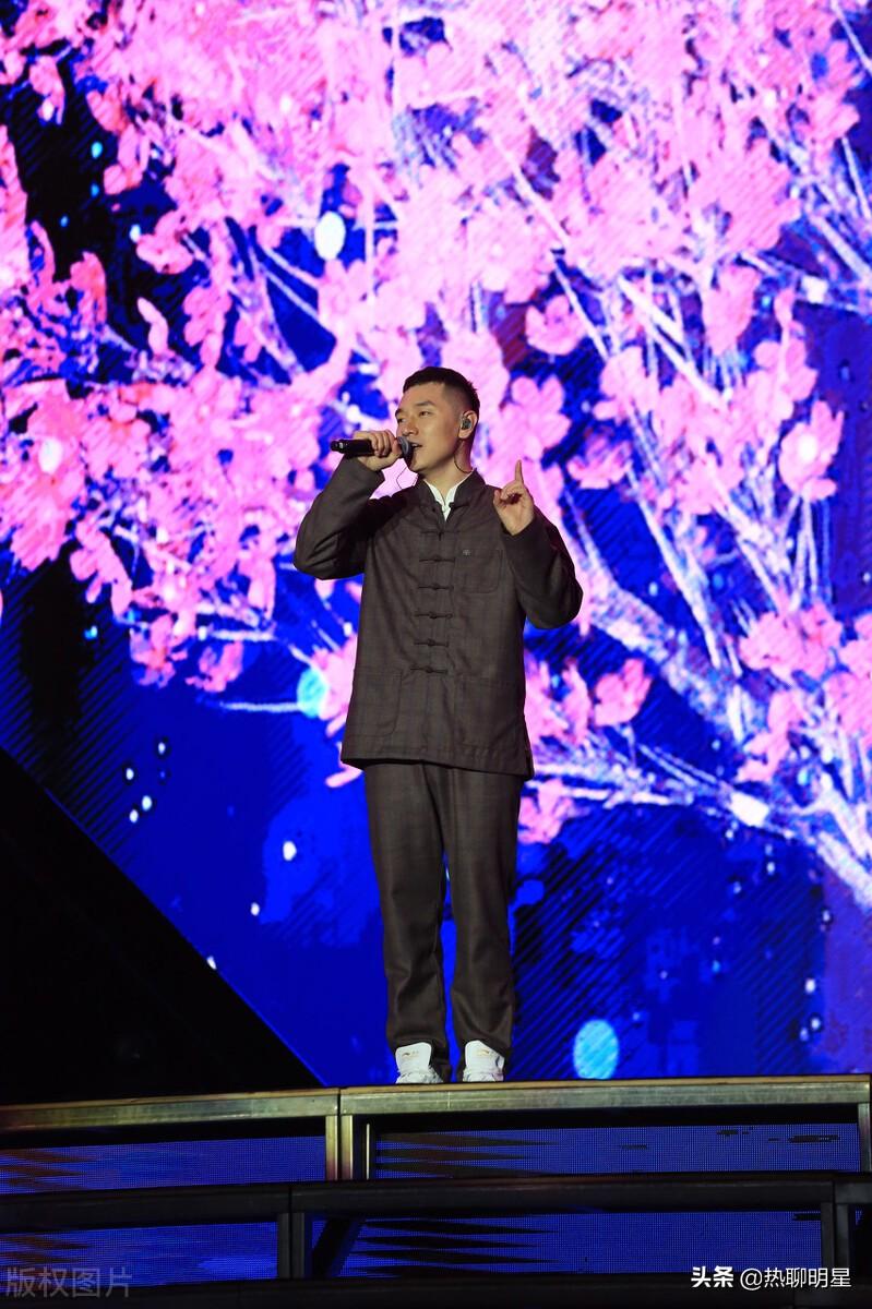 男生晚上睡不着觉想看b站,为什么男孩子一到晚上就难过