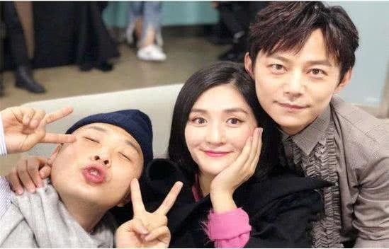 怎么跟老公聊暧昧话题(老公和女同事聊天很暧昧)