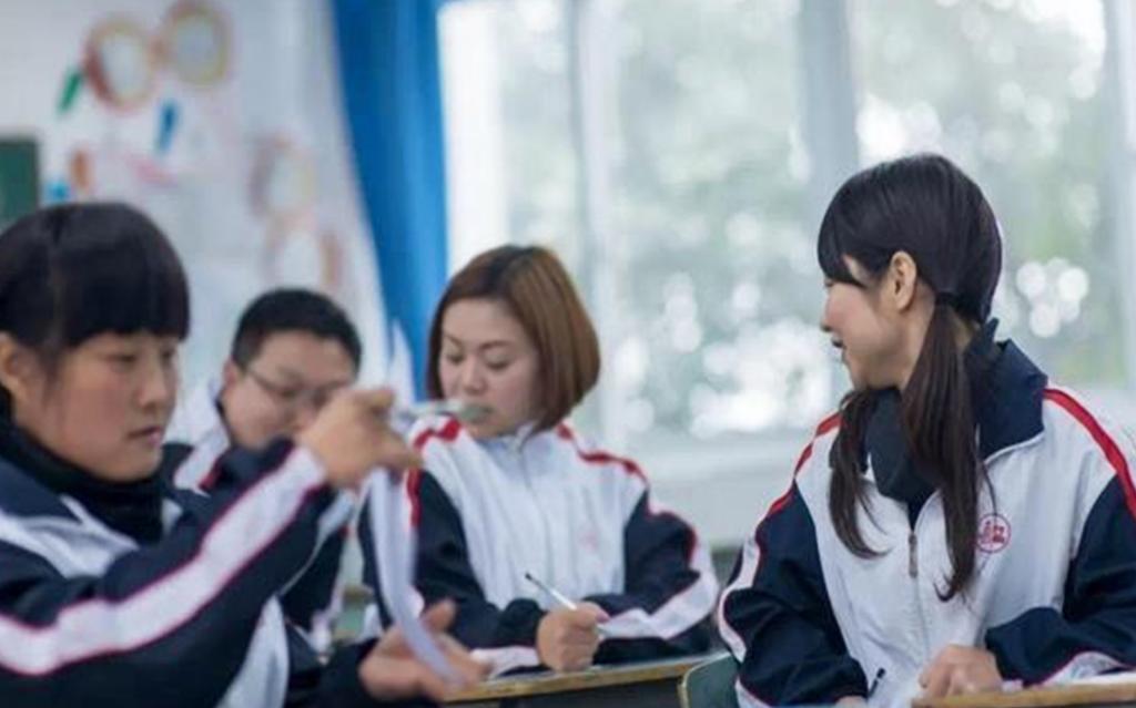 怎样让一个男生喜欢你初中生初中生会因为什么喜欢一个女生