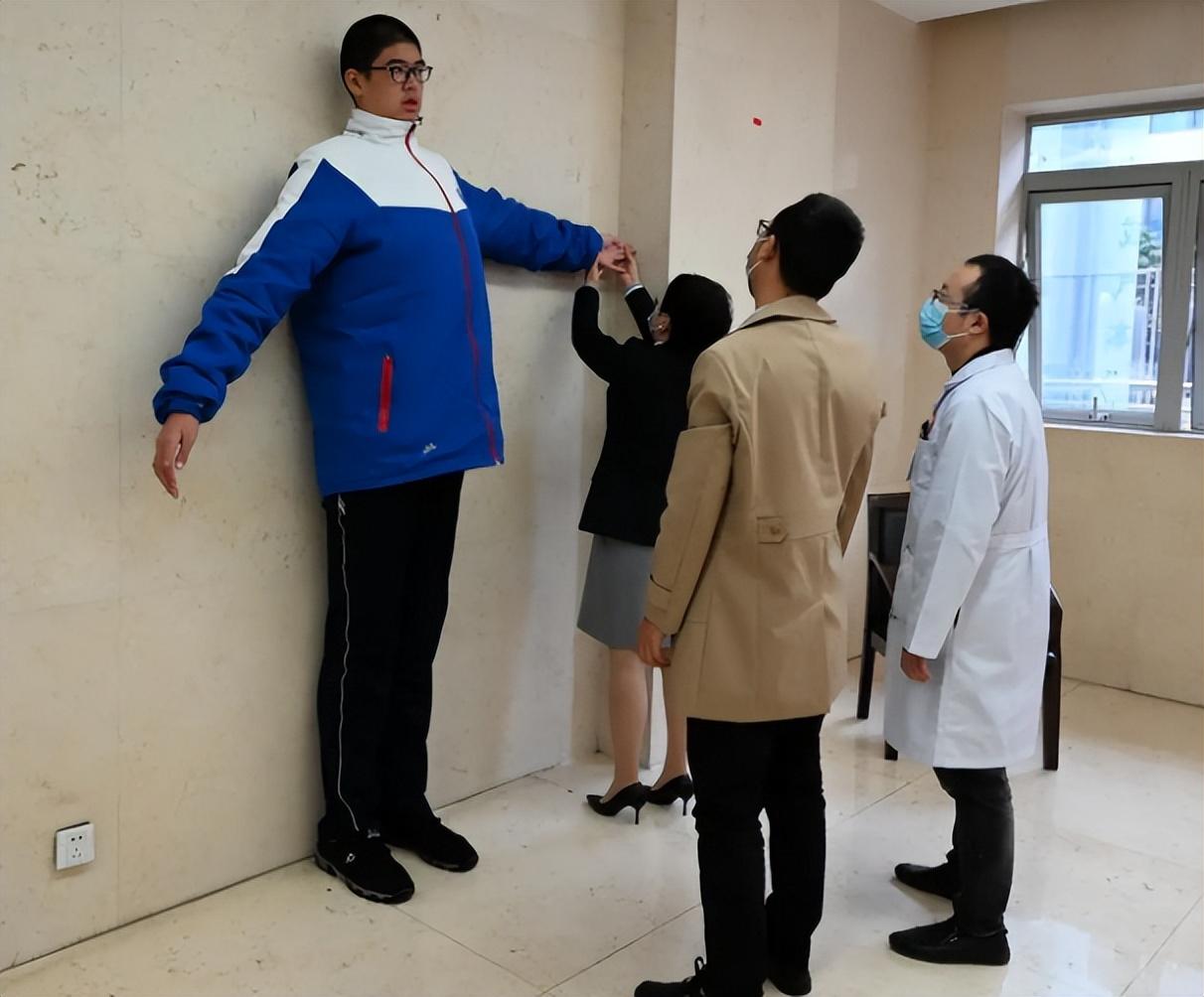 男生身高多少算矮小155厘米和180厘米的身高对比