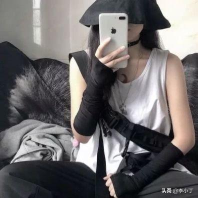 男生会喜欢同桌吗他总喜欢摸我的袜子和腿