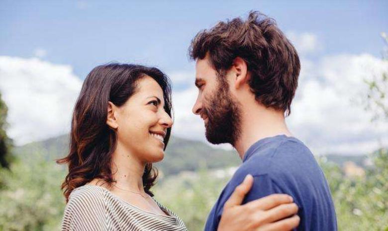 一个男生怎样才能吸引女生的喜欢,怎样穿衣最吸引人