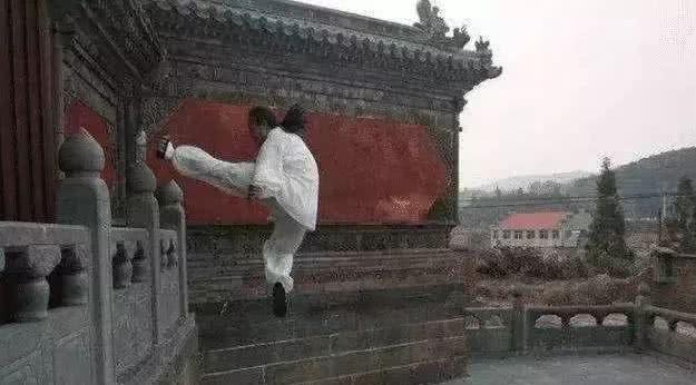 男人叫女人最后一个字一个男人跟女人在一起聊天经常说这个女的傻家伙是什么意思