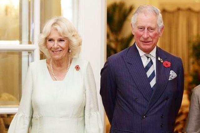 女生当着你面和其他男生搞暧昧,和别的女生聊天女朋友生气了怎么办