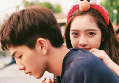 如何试探男生是否喜欢你一句话,女孩喜欢男孩的暗示和表现有哪些